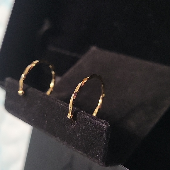 Kay Jewelers Polished Twist Hoop Earrings 14K Yellow Gold 2mm - Picture 8 of 12